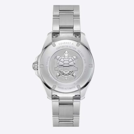 El Certina DS Action Diver 40,5 mm Powermatic 80, referencia C048.407.11.051.01, es un reloj diseñado para el submarinismo profesional, que combina robustez, precisión y una estética deportiva y sofisticada. Su caja y brazalete están fabricados en acero inoxidable 316L, mientras que el bisel combina acero inoxidable 316L y un inserto de cerámica. Su esfera negra incorpora detalles con Super-LumiNova®, proporcionando una excelente legibilidad incluso en condiciones de poca luz. Cuenta con un cristal de zafiro con tratamiento antirreflectante en una sola cara, ofreciendo una elevada resistencia a los arañazos y una óptima lectura de la esfera. Con una hermeticidad de hasta 300 metros, cumple la norma ISO 6425:2018, que establece los requisitos para los relojes de submarinismo profesionales. Sus dimensiones de 40,5 mm de diámetro, 14,1 mm de altura, 20 mm entre asas y 48,3 mm de longitud entre asas proporcionan una presencia equilibrada en la muñeca. En su interior incorpora el calibre automático Powermatic 80.611, con una impresionante reserva de marcha de hasta 80 horas y espiral Nivachron™, diseñada para ofrecer una mayor resistencia frente a los campos magnéticos. Además, este modelo incorpora el New DS Concept Extreme Shock Resistance, una evolución del sistema de protección DS de Certina desarrollada para incrementar la resistencia del reloj frente a impactos y condiciones exigentes. Referencia Certina: C048.407.11.051.01 Referencia interna: R-CER-DS1-0006