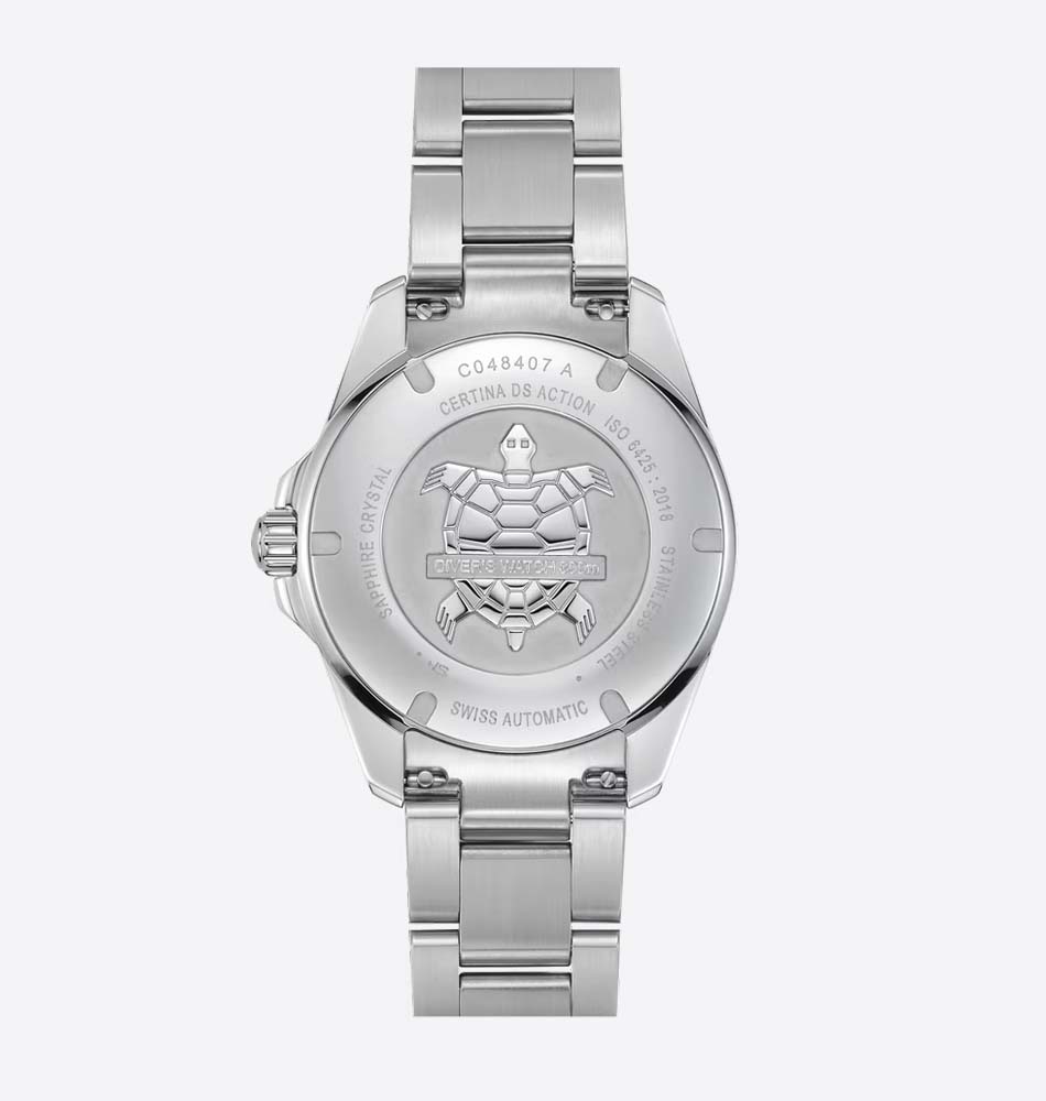 El Certina DS Action Diver 40,5 mm Powermatic 80, referencia C048.407.11.051.01, es un reloj diseñado para el submarinismo profesional, que combina robustez, precisión y una estética deportiva y sofisticada. Su caja y brazalete están fabricados en acero inoxidable 316L, mientras que el bisel combina acero inoxidable 316L y un inserto de cerámica. Su esfera negra incorpora detalles con Super-LumiNova®, proporcionando una excelente legibilidad incluso en condiciones de poca luz. Cuenta con un cristal de zafiro con tratamiento antirreflectante en una sola cara, ofreciendo una elevada resistencia a los arañazos y una óptima lectura de la esfera. Con una hermeticidad de hasta 300 metros, cumple la norma ISO 6425:2018, que establece los requisitos para los relojes de submarinismo profesionales. Sus dimensiones de 40,5 mm de diámetro, 14,1 mm de altura, 20 mm entre asas y 48,3 mm de longitud entre asas proporcionan una presencia equilibrada en la muñeca. En su interior incorpora el calibre automático Powermatic 80.611, con una impresionante reserva de marcha de hasta 80 horas y espiral Nivachron™, diseñada para ofrecer una mayor resistencia frente a los campos magnéticos. Además, este modelo incorpora el New DS Concept Extreme Shock Resistance, una evolución del sistema de protección DS de Certina desarrollada para incrementar la resistencia del reloj frente a impactos y condiciones exigentes. Referencia Certina: C048.407.11.051.01 Referencia interna: R-CER-DS1-0006