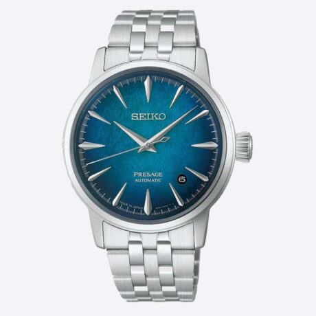 El Seiko Presage Cocktail Time Emerald Mist HCB001J1 destaca por una esfera de gran personalidad inspirada en la sofisticación de los cócteles japoneses. Sus profundos matices verde esmeralda con sutiles reflejos azulados crean un atractivo efecto de profundidad y luminosidad, mientras que el elaborado patrón de la esfera captura la luz desde distintos ángulos, aportando dinamismo y elegancia a cada movimiento. En su interior incorpora el calibre automático 4R35, un movimiento mecánico fiable y preciso que ofrece funciones de horas, minutos, segundos y calendario. La caja de acero inoxidable de 38,5 mm se combina con un elegante brazalete de acero, reforzando el carácter refinado de la colección Presage Cocktail Time. El reloj cuenta con un cristal Hardlex de forma abombada con tratamiento antirreflectante, que realza la profundidad visual de la esfera, y un fondo transparente roscado que permite admirar el movimiento automático. Su resistencia al agua de 5 bares (50 metros) lo convierte en una pieza versátil para el uso diario. En resumen, este Seiko Presage Cocktail Time Emerald Mist combina diseño sofisticado, acabados luminosos y precisión mecánica japonesa en un reloj elegante y contemporáneo. Referencia Seiko: HCB001J1 Referencia interna: R-SEI-PRE-0017
