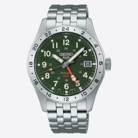 El Seiko 5 Sports Field GMT HDB001 reinterpreta el clásico reloj field con un diseño robusto, funcional y pensado para la aventura. Su esfera caqui aporta un marcado carácter utilitario y una excelente legibilidad, evocando los históricos relojes militares y de exploración. En su interior incorpora el calibre automático 4R34, con capacidad de carga manual, 24 rubíes y una reserva de marcha de aproximadamente 41 horas. Además de las funciones de horas, minutos y segundos, integra indicación de fecha y una práctica función GMT, que permite visualizar un segundo huso horario de un vistazo, ideal para viajes y uso diario. La caja de acero inoxidable de 39,4 mm se combina con un brazalete del mismo material y un cristal Hardlex curvado, aportando resistencia y un atractivo toque vintage. El reloj cuenta también con LumiBrite en agujas e índices para facilitar la lectura en condiciones de poca luz, así como con un fondo transparente roscado que permite admirar el movimiento automático. Con una resistencia al agua de 10 bares (100 metros) y cierre de seguridad de tres pliegues con pulsador, este modelo ofrece la fiabilidad y versatilidad características de la colección Seiko 5 Sports. En resumen, el Seiko 5 Sports Field GMT HDB001 combina estética field, funcionalidad GMT y robustez mecánica en un reloj deportivo y versátil preparado para cualquier aventura. Referencia Seiko: HDB001K1 Referencia interna: R-SEI-5SP-0024