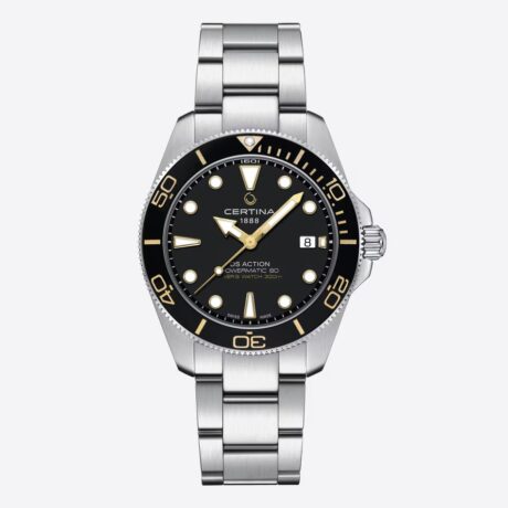 El Certina DS Action Diver 40,5 mm Powermatic 80, referencia C048.407.11.051.01, es un reloj diseñado para el submarinismo profesional, que combina robustez, precisión y una estética deportiva y sofisticada. Su caja y brazalete están fabricados en acero inoxidable 316L, mientras que el bisel combina acero inoxidable 316L y un inserto de cerámica. Su esfera negra incorpora detalles con Super-LumiNova®, proporcionando una excelente legibilidad incluso en condiciones de poca luz. Cuenta con un cristal de zafiro con tratamiento antirreflectante en una sola cara, ofreciendo una elevada resistencia a los arañazos y una óptima lectura de la esfera. Con una hermeticidad de hasta 300 metros, cumple la norma ISO 6425:2018, que establece los requisitos para los relojes de submarinismo profesionales. Sus dimensiones de 40,5 mm de diámetro, 14,1 mm de altura, 20 mm entre asas y 48,3 mm de longitud entre asas proporcionan una presencia equilibrada en la muñeca. En su interior incorpora el calibre automático Powermatic 80.611, con una impresionante reserva de marcha de hasta 80 horas y espiral Nivachron™, diseñada para ofrecer una mayor resistencia frente a los campos magnéticos. Además, este modelo incorpora el New DS Concept Extreme Shock Resistance, una evolución del sistema de protección DS de Certina desarrollada para incrementar la resistencia del reloj frente a impactos y condiciones exigentes. Referencia Certina: C048.407.11.051.01 Referencia interna: R-CER-DS1-0006
