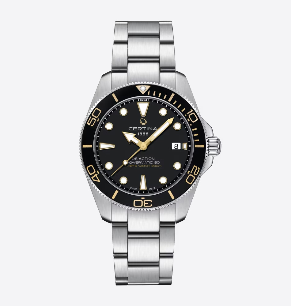 El Certina DS Action Diver 40,5 mm Powermatic 80, referencia C048.407.11.051.01, es un reloj diseñado para el submarinismo profesional, que combina robustez, precisión y una estética deportiva y sofisticada. Su caja y brazalete están fabricados en acero inoxidable 316L, mientras que el bisel combina acero inoxidable 316L y un inserto de cerámica. Su esfera negra incorpora detalles con Super-LumiNova®, proporcionando una excelente legibilidad incluso en condiciones de poca luz. Cuenta con un cristal de zafiro con tratamiento antirreflectante en una sola cara, ofreciendo una elevada resistencia a los arañazos y una óptima lectura de la esfera. Con una hermeticidad de hasta 300 metros, cumple la norma ISO 6425:2018, que establece los requisitos para los relojes de submarinismo profesionales. Sus dimensiones de 40,5 mm de diámetro, 14,1 mm de altura, 20 mm entre asas y 48,3 mm de longitud entre asas proporcionan una presencia equilibrada en la muñeca. En su interior incorpora el calibre automático Powermatic 80.611, con una impresionante reserva de marcha de hasta 80 horas y espiral Nivachron™, diseñada para ofrecer una mayor resistencia frente a los campos magnéticos. Además, este modelo incorpora el New DS Concept Extreme Shock Resistance, una evolución del sistema de protección DS de Certina desarrollada para incrementar la resistencia del reloj frente a impactos y condiciones exigentes. Referencia Certina: C048.407.11.051.01 Referencia interna: R-CER-DS1-0006