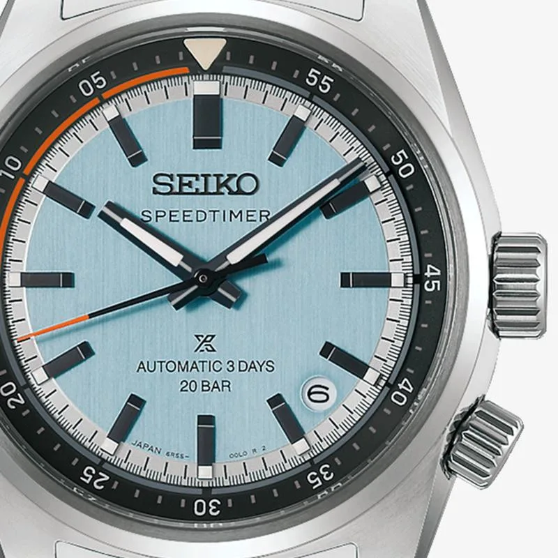 El Seiko Prospex Speedtimer HBC003 es un modelo mecánico inspirado en el mundo del automovilismo clásico, que combina una estética deportiva con una función de cuenta atrás diseñada para medir intervalos de tiempo. Su esfera incorpora detalles en naranja tanto en el anillo interior como en la aguja de los segundos, favoreciendo una lectura rápida y precisa durante las mediciones. La tonalidad de la esfera refuerza además su carácter inspirado en los automóviles clásicos. En su interior incorpora el calibre automático 6R55, con posibilidad de carga manual, una reserva de marcha de aproximadamente 72 horas y 24 rubíes. Cuenta con función de parada del segundero y un anillo interior giratorio con escala de cuenta regresiva, accionado mediante la corona situada a las 4 horas. La caja de 39,5 mm está fabricada en acero inoxidable con revestimiento súper endurecido y presenta un cristal de zafiro curvado con tratamiento antirreflectante en la superficie interna. Las agujas e índices incorporan LumiBrite para facilitar la lectura en condiciones de poca luz. Se completa con un brazalete de acero de múltiples filas y cierre de tres pliegues con botón de apertura, ofreciendo un ajuste cómodo y seguro. Con una resistencia al agua de 20 bares y resistencia magnética de 4.800 A/m, el Seiko Prospex Speedtimer HBC003 combina precisión mecánica, funcionalidad y una estética deportiva inspirada en el universo del motor. Referencia Seiko: HBC003 Referencia interna: R-SEI-PRO-0006