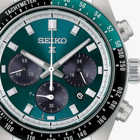 El Seiko Prospex Speedtimer Cronógrafo Solar HBJ003P1 recupera el espíritu del automovilismo clásico de los años 60 y 70 a través de un diseño deportivo y contemporáneo. Su esfera verde se combina con subesferas en gris oscuro y un bisel bicolor de aluminio en negro y verde, creando un conjunto de gran personalidad y excelente legibilidad. La escala de segundos situada en el anillo exterior refuerza su carácter técnico. En su interior incorpora el calibre V192, un movimiento solar que ofrece función de cronógrafo y calendario. La indicación de fecha se sitúa a las 4 horas, integrándose de forma equilibrada en la composición de la esfera y completando las prestaciones de este Speedtimer. La caja de acero de 41,4 mm presenta un fondo roscado y una resistencia al agua de hasta 10 ATM. El cristal de zafiro curvado con tratamiento antirreflectante proporciona resistencia y claridad, mientras que el LumiBrite facilita la lectura en condiciones de poca luz. El conjunto se completa con un brazalete de acero afinado hacia el cierre. El Prospex Speedtimer HBJ003P1 combina la herencia automovilística de Seiko con la tecnología solar y las prestaciones de un cronógrafo, ofreciendo una pieza deportiva, funcional y de marcada personalidad. Referencia Seiko: HBJ003P1 Referencia interna: R-SEI-PRO-0007