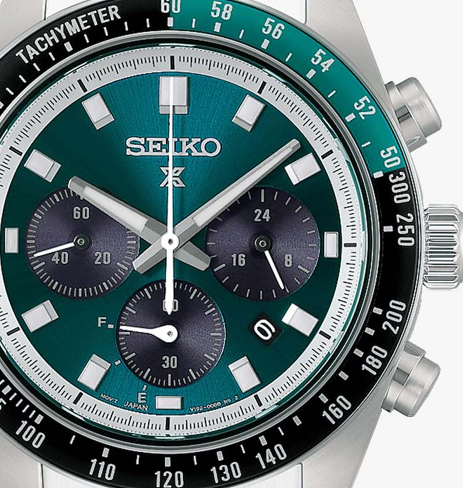 El Seiko Prospex Speedtimer Cronógrafo Solar HBJ003P1 recupera el espíritu del automovilismo clásico de los años 60 y 70 a través de un diseño deportivo y contemporáneo. Su esfera verde se combina con subesferas en gris oscuro y un bisel bicolor de aluminio en negro y verde, creando un conjunto de gran personalidad y excelente legibilidad. La escala de segundos situada en el anillo exterior refuerza su carácter técnico. En su interior incorpora el calibre V192, un movimiento solar que ofrece función de cronógrafo y calendario. La indicación de fecha se sitúa a las 4 horas, integrándose de forma equilibrada en la composición de la esfera y completando las prestaciones de este Speedtimer. La caja de acero de 41,4 mm presenta un fondo roscado y una resistencia al agua de hasta 10 ATM. El cristal de zafiro curvado con tratamiento antirreflectante proporciona resistencia y claridad, mientras que el LumiBrite facilita la lectura en condiciones de poca luz. El conjunto se completa con un brazalete de acero afinado hacia el cierre. El Prospex Speedtimer HBJ003P1 combina la herencia automovilística de Seiko con la tecnología solar y las prestaciones de un cronógrafo, ofreciendo una pieza deportiva, funcional y de marcada personalidad. Referencia Seiko: HBJ003P1 Referencia interna: R-SEI-PRO-0007