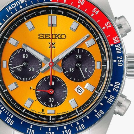 El Seiko Prospex Speedtimer Cronógrafo Solar HBJ004P1 recupera el inconfundible carácter del modelo conocido como “Pogue”, reinterpretando uno de los diseños más reconocibles de la historia de Seiko. Su llamativa esfera amarilla y el bisel bicolor de aluminio azul y rojo evocan el espíritu del automovilismo de los años 60 y 70. El sobrenombre rinde homenaje al astronauta William Pogue, quien llevó un reloj Seiko durante la misión Skylab 4 en 1973. En su interior incorpora el calibre V192, un movimiento solar que ofrece una autonomía aproximada de seis meses con carga completa. Su función cronógrafo permite medir intervalos de hasta 60 minutos, mientras que sus funciones de calendario y multifunción completan sus prestaciones. La caja de acero de 41,4 mm presenta un fondo roscado y ofrece una resistencia al agua de hasta 10 ATM. El cristal de zafiro curvado con tratamiento antirreflectante proporciona una excelente legibilidad y resistencia, mientras que el LumiBrite facilita la lectura en condiciones de poca luz. El conjunto se completa con un brazalete de acero. El Prospex Speedtimer HBJ004P1 combina la herencia histórica de Seiko con la precisión de un cronógrafo solar y una estética deportiva de gran personalidad. Una pieza que conecta la tradición del Speedtimer con la innovación de la tecnología solar. Referencia Seiko: HBJ004P1 Referencia interna: R-SEI-PRO-0008