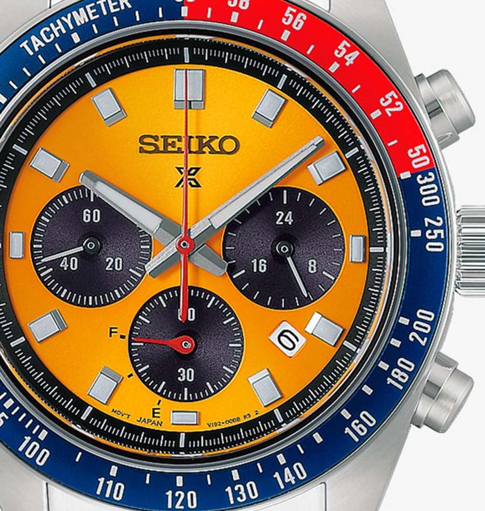 El Seiko Prospex Speedtimer Cronógrafo Solar HBJ004P1 recupera el inconfundible carácter del modelo conocido como “Pogue”, reinterpretando uno de los diseños más reconocibles de la historia de Seiko. Su llamativa esfera amarilla y el bisel bicolor de aluminio azul y rojo evocan el espíritu del automovilismo de los años 60 y 70. El sobrenombre rinde homenaje al astronauta William Pogue, quien llevó un reloj Seiko durante la misión Skylab 4 en 1973. En su interior incorpora el calibre V192, un movimiento solar que ofrece una autonomía aproximada de seis meses con carga completa. Su función cronógrafo permite medir intervalos de hasta 60 minutos, mientras que sus funciones de calendario y multifunción completan sus prestaciones. La caja de acero de 41,4 mm presenta un fondo roscado y ofrece una resistencia al agua de hasta 10 ATM. El cristal de zafiro curvado con tratamiento antirreflectante proporciona una excelente legibilidad y resistencia, mientras que el LumiBrite facilita la lectura en condiciones de poca luz. El conjunto se completa con un brazalete de acero. El Prospex Speedtimer HBJ004P1 combina la herencia histórica de Seiko con la precisión de un cronógrafo solar y una estética deportiva de gran personalidad. Una pieza que conecta la tradición del Speedtimer con la innovación de la tecnología solar. Referencia Seiko: HBJ004P1 Referencia interna: R-SEI-PRO-0008
