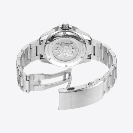 El Certina DS Action Diver 40,5 mm Powermatic 80, referencia C048.407.11.051.01, es un reloj diseñado para el submarinismo profesional, que combina robustez, precisión y una estética deportiva y sofisticada. Su caja y brazalete están fabricados en acero inoxidable 316L, mientras que el bisel combina acero inoxidable 316L y un inserto de cerámica. Su esfera negra incorpora detalles con Super-LumiNova®, proporcionando una excelente legibilidad incluso en condiciones de poca luz. Cuenta con un cristal de zafiro con tratamiento antirreflectante en una sola cara, ofreciendo una elevada resistencia a los arañazos y una óptima lectura de la esfera. Con una hermeticidad de hasta 300 metros, cumple la norma ISO 6425:2018, que establece los requisitos para los relojes de submarinismo profesionales. Sus dimensiones de 40,5 mm de diámetro, 14,1 mm de altura, 20 mm entre asas y 48,3 mm de longitud entre asas proporcionan una presencia equilibrada en la muñeca. En su interior incorpora el calibre automático Powermatic 80.611, con una impresionante reserva de marcha de hasta 80 horas y espiral Nivachron™, diseñada para ofrecer una mayor resistencia frente a los campos magnéticos. Además, este modelo incorpora el New DS Concept Extreme Shock Resistance, una evolución del sistema de protección DS de Certina desarrollada para incrementar la resistencia del reloj frente a impactos y condiciones exigentes. Referencia Certina: C048.407.11.051.01 Referencia interna: R-CER-DS1-0006