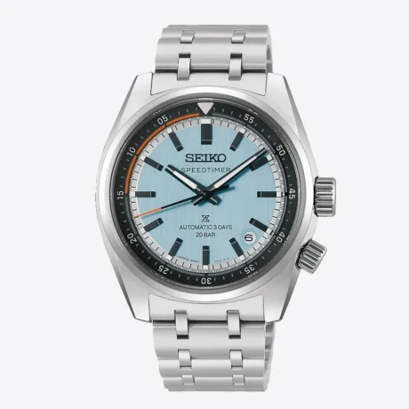 El Seiko Prospex Speedtimer HBC003 es un modelo mecánico inspirado en el mundo del automovilismo clásico, que combina una estética deportiva con una función de cuenta atrás diseñada para medir intervalos de tiempo. Su esfera incorpora detalles en naranja tanto en el anillo interior como en la aguja de los segundos, favoreciendo una lectura rápida y precisa durante las mediciones. La tonalidad de la esfera refuerza además su carácter inspirado en los automóviles clásicos. En su interior incorpora el calibre automático 6R55, con posibilidad de carga manual, una reserva de marcha de aproximadamente 72 horas y 24 rubíes. Cuenta con función de parada del segundero y un anillo interior giratorio con escala de cuenta regresiva, accionado mediante la corona situada a las 4 horas. La caja de 39,5 mm está fabricada en acero inoxidable con revestimiento súper endurecido y presenta un cristal de zafiro curvado con tratamiento antirreflectante en la superficie interna. Las agujas e índices incorporan LumiBrite para facilitar la lectura en condiciones de poca luz. Se completa con un brazalete de acero de múltiples filas y cierre de tres pliegues con botón de apertura, ofreciendo un ajuste cómodo y seguro. Con una resistencia al agua de 20 bares y resistencia magnética de 4.800 A/m, el Seiko Prospex Speedtimer HBC003 combina precisión mecánica, funcionalidad y una estética deportiva inspirada en el universo del motor. Referencia Seiko: HBC003 Referencia interna: R-SEI-PRO-0006