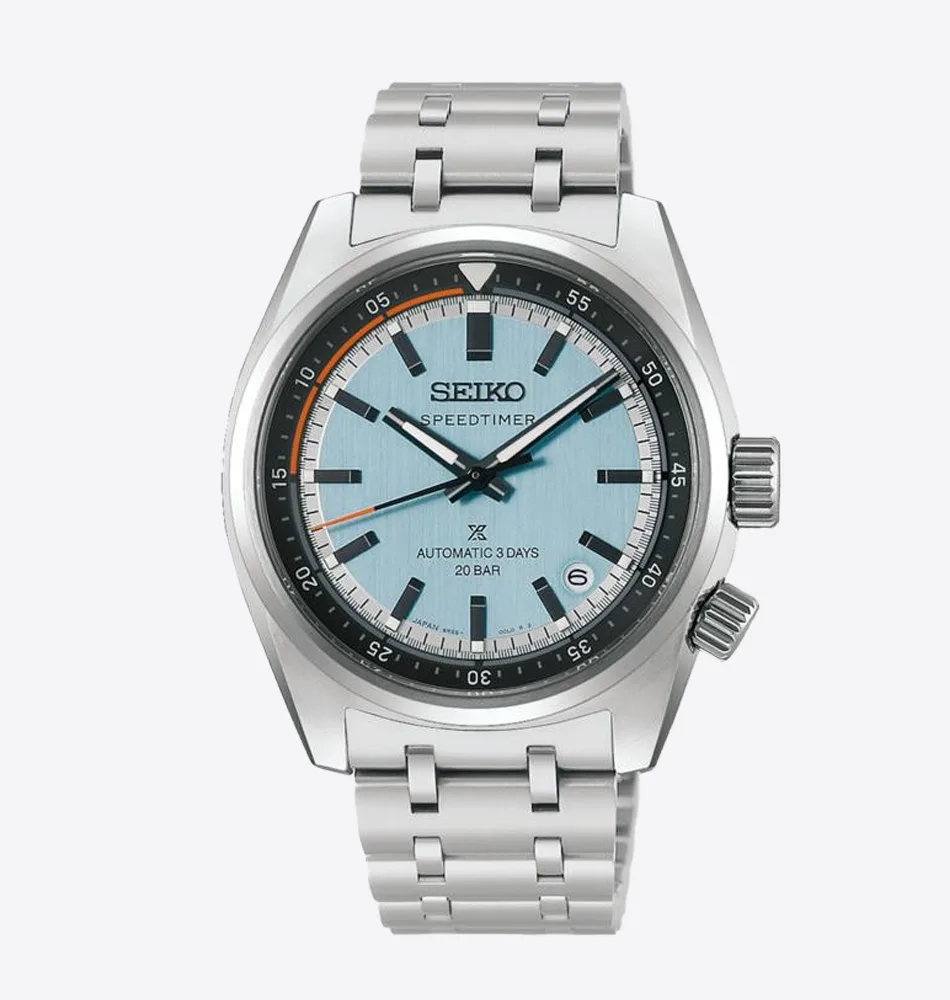 El Seiko Prospex Speedtimer HBC003 es un modelo mecánico inspirado en el mundo del automovilismo clásico, que combina una estética deportiva con una función de cuenta atrás diseñada para medir intervalos de tiempo. Su esfera incorpora detalles en naranja tanto en el anillo interior como en la aguja de los segundos, favoreciendo una lectura rápida y precisa durante las mediciones. La tonalidad de la esfera refuerza además su carácter inspirado en los automóviles clásicos. En su interior incorpora el calibre automático 6R55, con posibilidad de carga manual, una reserva de marcha de aproximadamente 72 horas y 24 rubíes. Cuenta con función de parada del segundero y un anillo interior giratorio con escala de cuenta regresiva, accionado mediante la corona situada a las 4 horas. La caja de 39,5 mm está fabricada en acero inoxidable con revestimiento súper endurecido y presenta un cristal de zafiro curvado con tratamiento antirreflectante en la superficie interna. Las agujas e índices incorporan LumiBrite para facilitar la lectura en condiciones de poca luz. Se completa con un brazalete de acero de múltiples filas y cierre de tres pliegues con botón de apertura, ofreciendo un ajuste cómodo y seguro. Con una resistencia al agua de 20 bares y resistencia magnética de 4.800 A/m, el Seiko Prospex Speedtimer HBC003 combina precisión mecánica, funcionalidad y una estética deportiva inspirada en el universo del motor. Referencia Seiko: HBC003 Referencia interna: R-SEI-PRO-0006