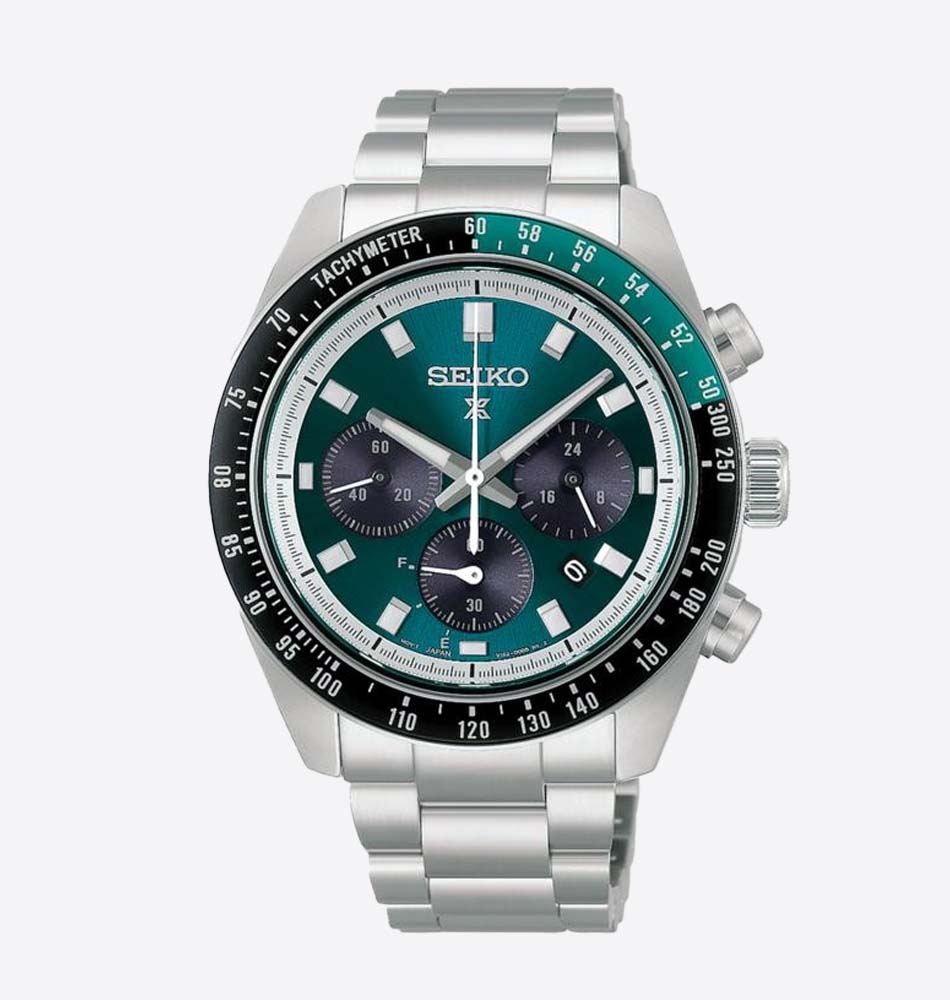 El Seiko Prospex Speedtimer Cronógrafo Solar HBJ003P1 recupera el espíritu del automovilismo clásico de los años 60 y 70 a través de un diseño deportivo y contemporáneo. Su esfera verde se combina con subesferas en gris oscuro y un bisel bicolor de aluminio en negro y verde, creando un conjunto de gran personalidad y excelente legibilidad. La escala de segundos situada en el anillo exterior refuerza su carácter técnico. En su interior incorpora el calibre V192, un movimiento solar que ofrece función de cronógrafo y calendario. La indicación de fecha se sitúa a las 4 horas, integrándose de forma equilibrada en la composición de la esfera y completando las prestaciones de este Speedtimer. La caja de acero de 41,4 mm presenta un fondo roscado y una resistencia al agua de hasta 10 ATM. El cristal de zafiro curvado con tratamiento antirreflectante proporciona resistencia y claridad, mientras que el LumiBrite facilita la lectura en condiciones de poca luz. El conjunto se completa con un brazalete de acero afinado hacia el cierre. El Prospex Speedtimer HBJ003P1 combina la herencia automovilística de Seiko con la tecnología solar y las prestaciones de un cronógrafo, ofreciendo una pieza deportiva, funcional y de marcada personalidad. Referencia Seiko: HBJ003P1 Referencia interna: R-SEI-PRO-0007