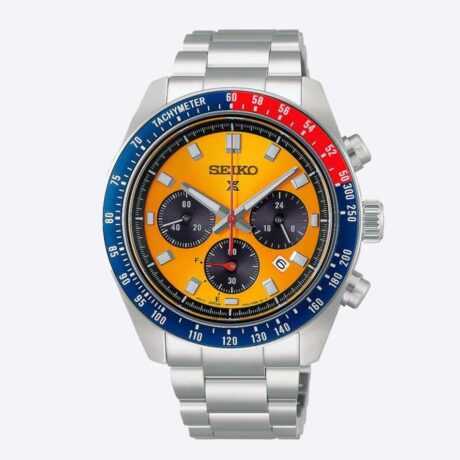 El Seiko Prospex Speedtimer Cronógrafo Solar HBJ004P1 recupera el inconfundible carácter del modelo conocido como “Pogue”, reinterpretando uno de los diseños más reconocibles de la historia de Seiko. Su llamativa esfera amarilla y el bisel bicolor de aluminio azul y rojo evocan el espíritu del automovilismo de los años 60 y 70. El sobrenombre rinde homenaje al astronauta William Pogue, quien llevó un reloj Seiko durante la misión Skylab 4 en 1973. En su interior incorpora el calibre V192, un movimiento solar que ofrece una autonomía aproximada de seis meses con carga completa. Su función cronógrafo permite medir intervalos de hasta 60 minutos, mientras que sus funciones de calendario y multifunción completan sus prestaciones. La caja de acero de 41,4 mm presenta un fondo roscado y ofrece una resistencia al agua de hasta 10 ATM. El cristal de zafiro curvado con tratamiento antirreflectante proporciona una excelente legibilidad y resistencia, mientras que el LumiBrite facilita la lectura en condiciones de poca luz. El conjunto se completa con un brazalete de acero. El Prospex Speedtimer HBJ004P1 combina la herencia histórica de Seiko con la precisión de un cronógrafo solar y una estética deportiva de gran personalidad. Una pieza que conecta la tradición del Speedtimer con la innovación de la tecnología solar. Referencia Seiko: HBJ004P1 Referencia interna: R-SEI-PRO-0008