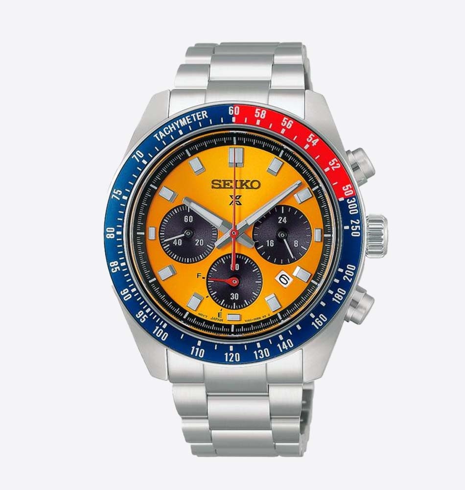 El Seiko Prospex Speedtimer Cronógrafo Solar HBJ004P1 recupera el inconfundible carácter del modelo conocido como “Pogue”, reinterpretando uno de los diseños más reconocibles de la historia de Seiko. Su llamativa esfera amarilla y el bisel bicolor de aluminio azul y rojo evocan el espíritu del automovilismo de los años 60 y 70. El sobrenombre rinde homenaje al astronauta William Pogue, quien llevó un reloj Seiko durante la misión Skylab 4 en 1973. En su interior incorpora el calibre V192, un movimiento solar que ofrece una autonomía aproximada de seis meses con carga completa. Su función cronógrafo permite medir intervalos de hasta 60 minutos, mientras que sus funciones de calendario y multifunción completan sus prestaciones. La caja de acero de 41,4 mm presenta un fondo roscado y ofrece una resistencia al agua de hasta 10 ATM. El cristal de zafiro curvado con tratamiento antirreflectante proporciona una excelente legibilidad y resistencia, mientras que el LumiBrite facilita la lectura en condiciones de poca luz. El conjunto se completa con un brazalete de acero. El Prospex Speedtimer HBJ004P1 combina la herencia histórica de Seiko con la precisión de un cronógrafo solar y una estética deportiva de gran personalidad. Una pieza que conecta la tradición del Speedtimer con la innovación de la tecnología solar. Referencia Seiko: HBJ004P1 Referencia interna: R-SEI-PRO-0008