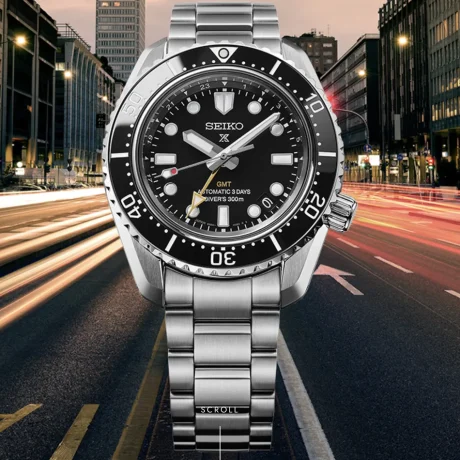 El Seiko Prospex 1968 Heritage Diver's GMT HBC002J1 combina el legado de los históricos relojes de buceo de la marca con prestaciones modernas pensadas para los aventureros de hoy. Inspirado en el modelo de 1968, mantiene su inconfundible diseño, incorporando mejoras técnicas que elevan su rendimiento tanto dentro como fuera del agua. En su interior incorpora el calibre automático 6R54, con capacidad de carga manual, 72 horas de reserva de marcha y función GMT, que permite visualizar simultáneamente un segundo huso horario. Su caja de acero inoxidable de 42 mm, con bisel de cerámica unidireccional, cristal de zafiro con tratamiento antirreflectante y LumiBrite en agujas, índices y bisel, garantiza una excelente legibilidad y una gran resistencia. Certificado para una hermeticidad de hasta 300 metros, este reloj está equipado con corona y fondo de caja roscados, además de un nuevo cierre de acero con sistema de ajuste deslizante de hasta 15 mm, proporcionando un ajuste cómodo y seguro tanto durante el buceo como en el uso diario. En resumen, este Seiko Prospex 1968 Heritage Diver's GMT combina la tradición relojera japonesa con tecnología actual, ofreciendo un reloj de buceo robusto, preciso y preparado para cualquier aventura. Descubre toda nuestra colección de los relojes Seiko Prospex. Referencia SEIKO: HBC002J1 Referencia interna: R-SEI-PRO-0002
