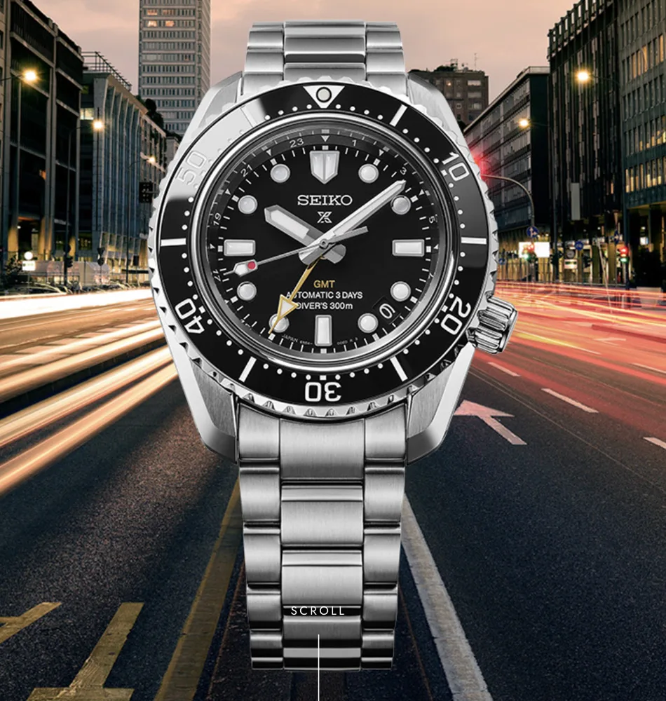 El Seiko Prospex 1968 Heritage Diver's GMT HBC002J1 combina el legado de los históricos relojes de buceo de la marca con prestaciones modernas pensadas para los aventureros de hoy. Inspirado en el modelo de 1968, mantiene su inconfundible diseño, incorporando mejoras técnicas que elevan su rendimiento tanto dentro como fuera del agua. En su interior incorpora el calibre automático 6R54, con capacidad de carga manual, 72 horas de reserva de marcha y función GMT, que permite visualizar simultáneamente un segundo huso horario. Su caja de acero inoxidable de 42 mm, con bisel de cerámica unidireccional, cristal de zafiro con tratamiento antirreflectante y LumiBrite en agujas, índices y bisel, garantiza una excelente legibilidad y una gran resistencia. Certificado para una hermeticidad de hasta 300 metros, este reloj está equipado con corona y fondo de caja roscados, además de un nuevo cierre de acero con sistema de ajuste deslizante de hasta 15 mm, proporcionando un ajuste cómodo y seguro tanto durante el buceo como en el uso diario. En resumen, este Seiko Prospex 1968 Heritage Diver's GMT combina la tradición relojera japonesa con tecnología actual, ofreciendo un reloj de buceo robusto, preciso y preparado para cualquier aventura. Descubre toda nuestra colección de los relojes Seiko Prospex. Referencia SEIKO: HBC002J1 Referencia interna: R-SEI-PRO-0002