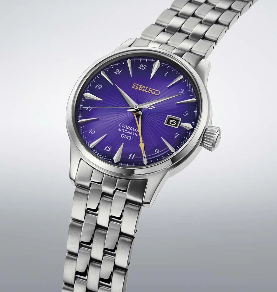 El Seiko Presage Cocktail Time Seiko 145th Anniversary Limited Edition HCB006 celebra el 145.º aniversario de Seiko con una edición limitada a 6.000 piezas. Su esfera púrpura con patrón radial, característica de la colección Cocktail Time, se inspira en el cóctel «Edo Murasaki», creado en colaboración con Hisashi Kishi, propietario de STAR BAR. Esta tonalidad evoca el patrimonio cultural de Tokio y su evolución a lo largo del tiempo, mientras que el logotipo y la aguja GMT en tono dorado aportan un contraste elegante y simbolizan un futuro brillante. En su interior incorpora el calibre automático 4R34, un movimiento mecánico con capacidad de carga manual, 24 rubíes y una reserva de marcha aproximada de 41 horas. La aguja de 24 horas permite consultar un segundo huso horario, mientras que la función de parada del segundero facilita un ajuste preciso de la hora. También dispone de visualización de la fecha. La caja de acero inoxidable de 40,5 mm incorpora un cristal Hardlex con forma de caja y un fondo transparente y roscado que permite contemplar el movimiento mecánico. El conjunto se completa con un brazalete de acero inoxidable y un cierre desplegable con botón de apertura. Su resistencia al agua de 5 bares y su resistencia magnética de 4.800 A/m completan sus características técnicas. El Seiko Presage Cocktail Time Seiko 145th Anniversary Limited Edition HCB006 combina la tradición relojera japonesa con una esfera de inspiración coctelera y la funcionalidad GMT, en una edición conmemorativa cuyo fondo de caja incorpora la inscripción «LIMITED EDITION». Descubre toda nuestra colección de relojes Seiko. Referencia Seiko: HCB006 Referencia interna: R-SEI-PRE-0020