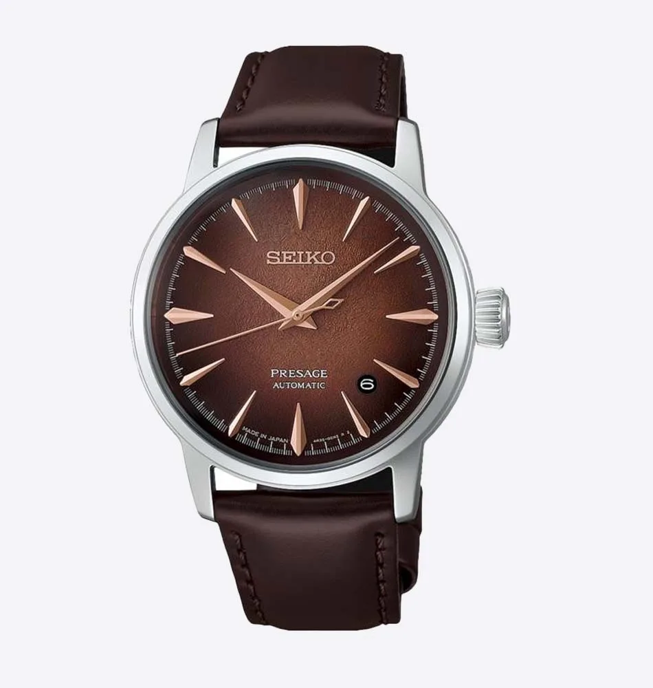 El Seiko Presage Cocktail Time Whiskey Mist HCB003J1 destaca por su elegante esfera en tonos ámbar, cobre y marrón, inspirada en la calidez y profundidad de los destilados envejecidos. Su acabado texturizado y sus reflejos cambiantes crean un atractivo efecto visual que aporta profundidad y personalidad al conjunto. La correa de piel de vacuno en marrón oscuro completa su estética clásica y refinada. En su interior incorpora el calibre automático 4R35, con capacidad de carga manual, una reserva de marcha aproximada de 41 horas y 23 rubíes. Además, cuenta con función de parada del segundero y visualización de la fecha, ofreciendo una lectura práctica para el día a día. La caja de acero inoxidable de 38,5 mm incorpora un cristal Hardlex en forma de caja y tratamiento antirreflectante. Las agujas e índices permiten una lectura clara, mientras que la correa de piel de vacuno marrón se integra con un cierre de tres pliegues con botón de apertura. El fondo de caja transparente y de rosca permite apreciar el movimiento mecánico en su interior. Con una resistencia al agua de 5 bares y resistencia magnética de 4.800 A/m, el Seiko Presage Cocktail Time Whiskey Mist HCB003J1 combina la tradición de la relojería mecánica con una estética sofisticada inspirada en el universo de la coctelería. Referencia Seiko: HCB003J1 Referencia interna: R-SEI-PRE-0019